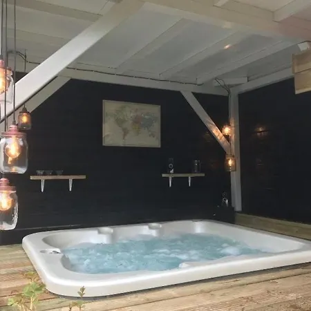 Met Jacuzzi In Huizen